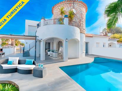Vista exterior de Casa o xalet en venda en Empuriabrava amb Aire condicionat, Jardí privat i Terrassa