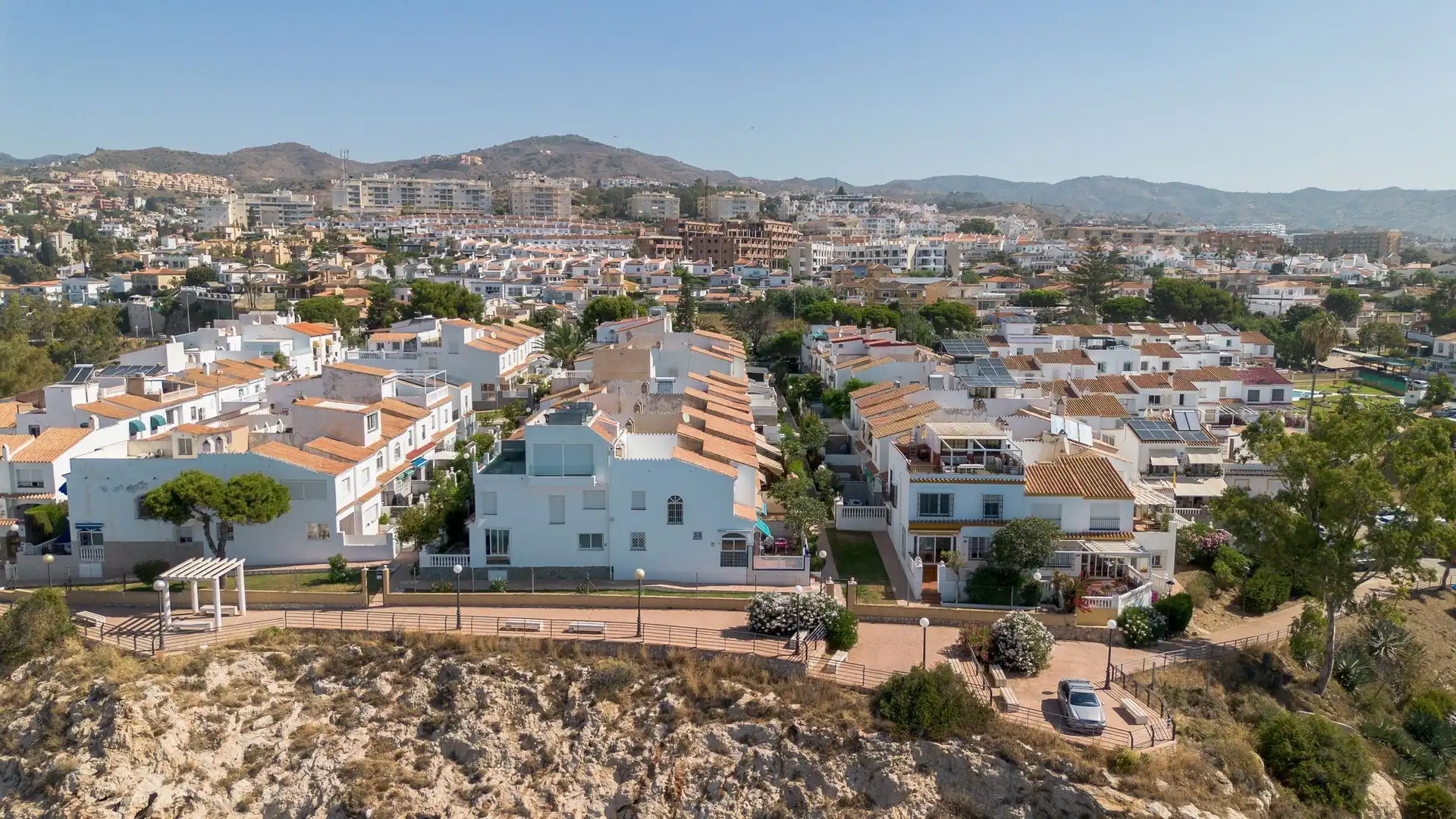 Vista exterior de Casa adosada en venda en Rincón de la Victoria amb Terrassa i Balcó
