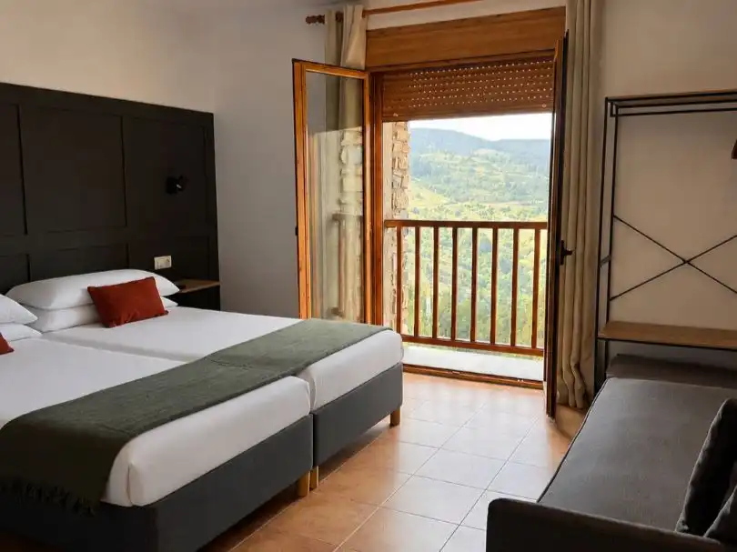 Casa con jardín en venta en Avinguda d' Alp 21, imagen 3