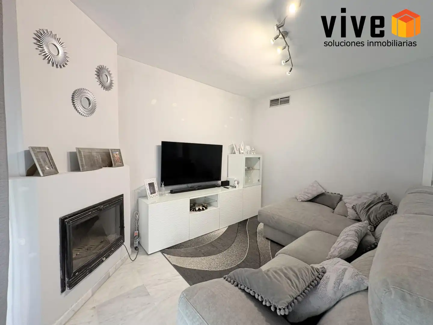 Sala d'estar de Casa adosada en venda en San Juan de Aznalfarache amb Aire condicionat, Calefacció i Piscina comunitària