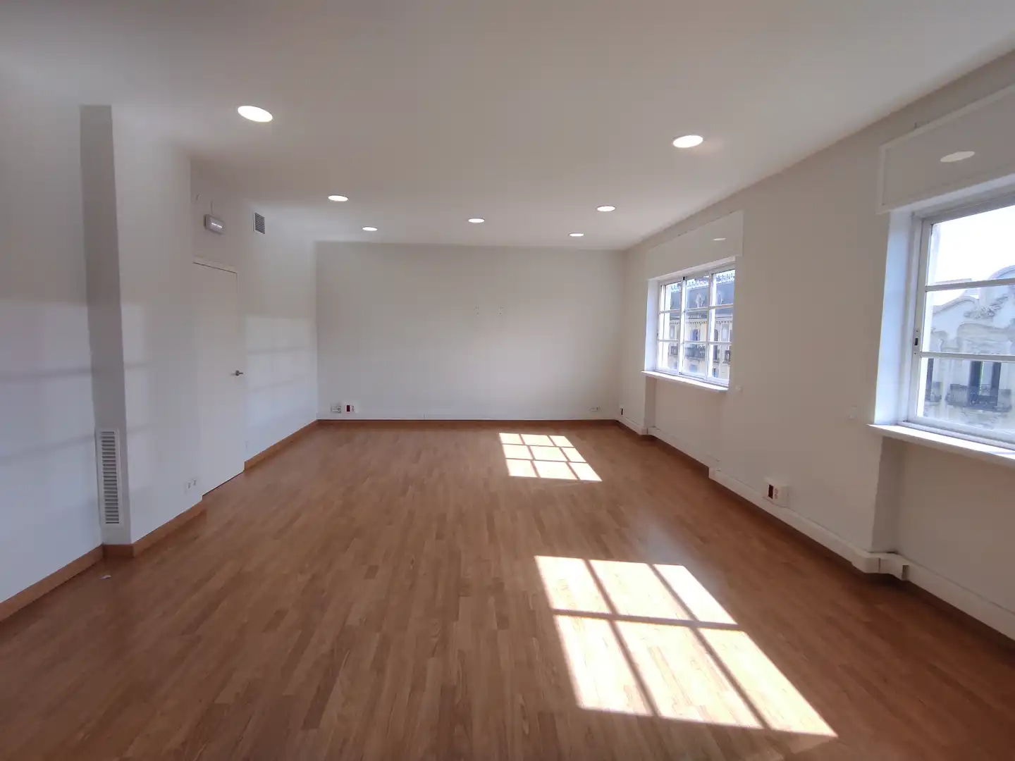 Büro zur Miete in Barcelona mit Klimaanlage, Heizung und Balkon