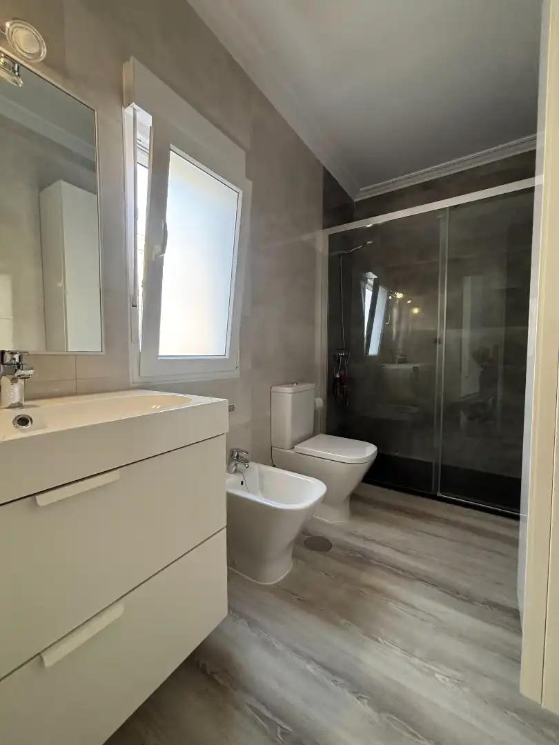 Baño de Casa adosada en venta en Mairena del Aljarafe con Jardín privado, Parquet y Terraza