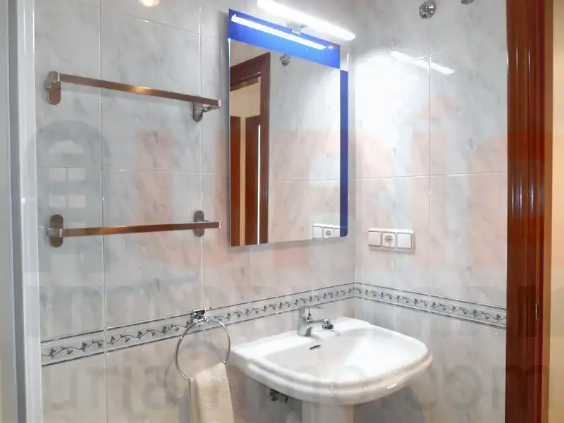 Badezimmer von Wohnung zur Miete in Oviedo  mit Heizung, Abstellraum und Ofen