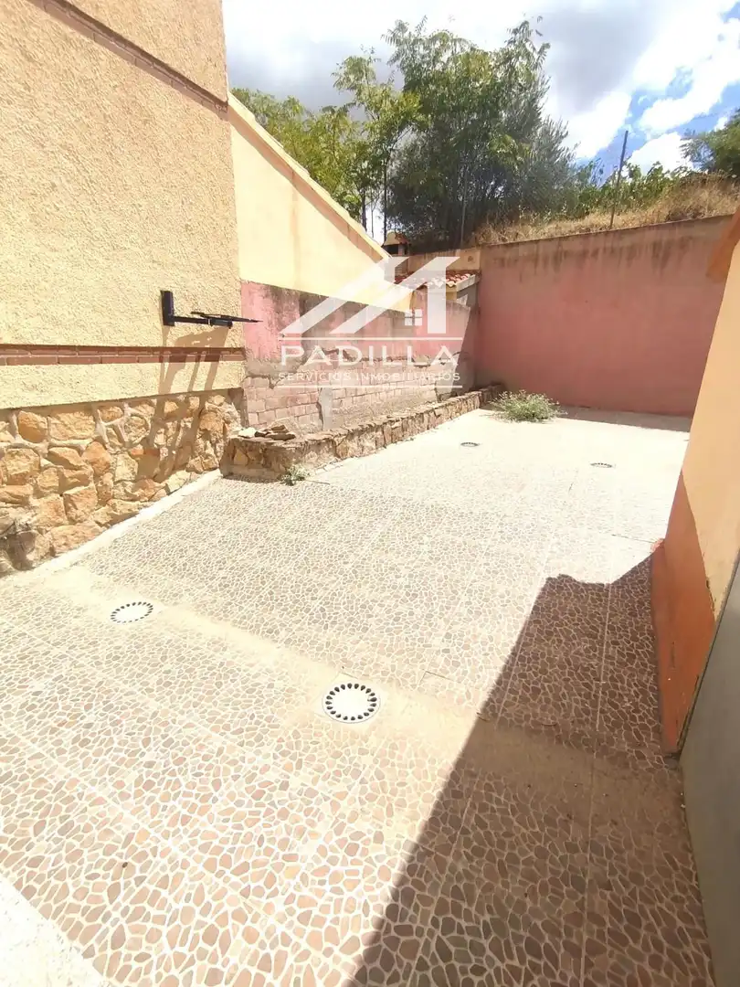 Parking de Casa adosada en venta en Méntrida con Calefacción, Jardín privado y Terraza