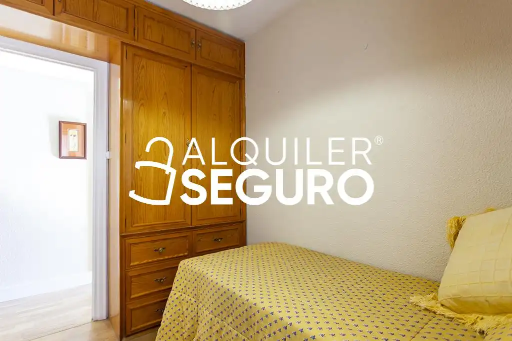 Dormitori de Pis de lloguer en Madrid amb Calefacció, Terrassa i Moblat
