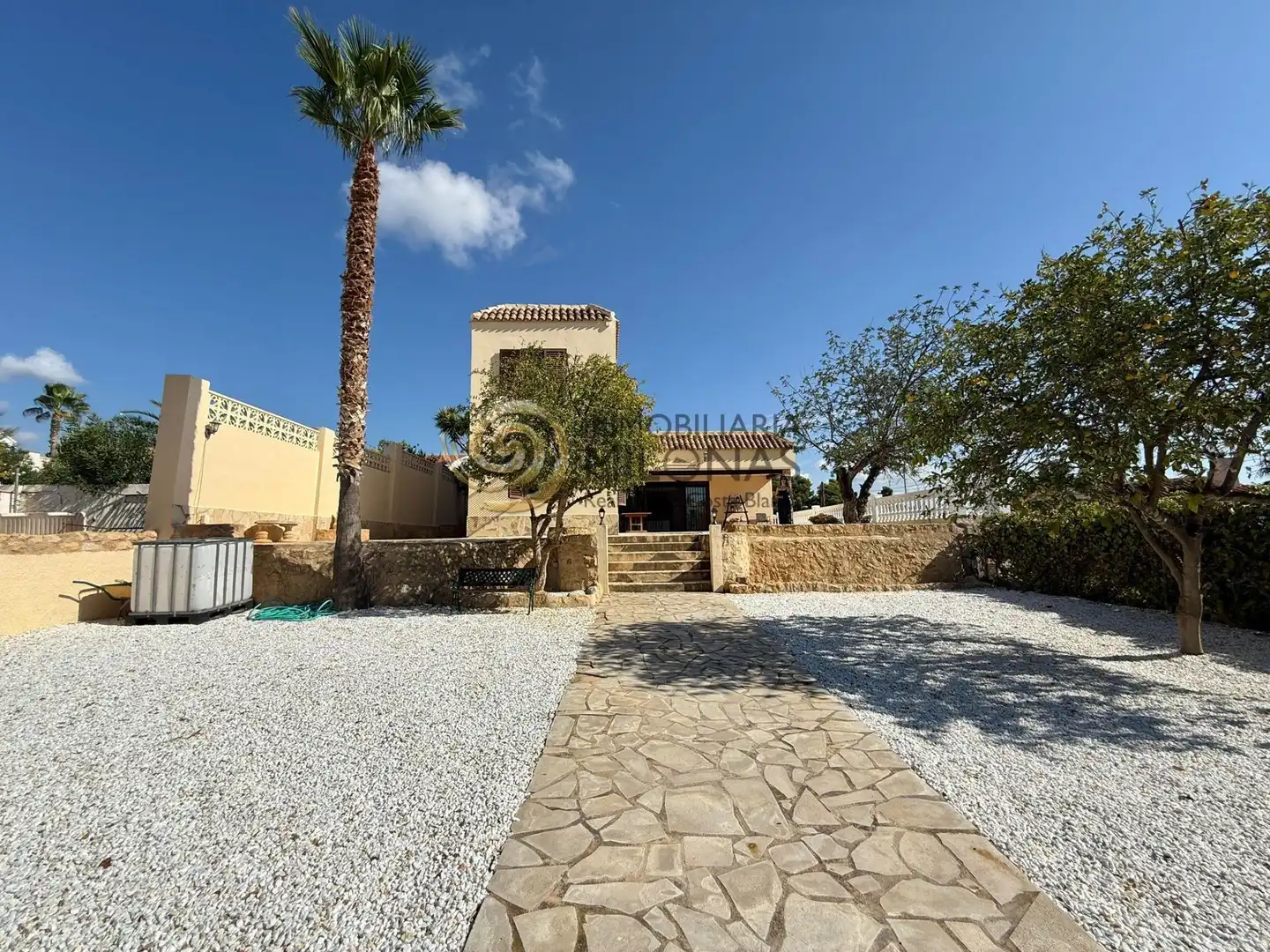 Vista exterior de Casa o xalet en venda en La Nucia amb Aire condicionat, Jardí privat i Terrassa