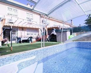Piscina de Casa adosada en venda en Parla amb Aire condicionat, Jardí privat i Terrassa