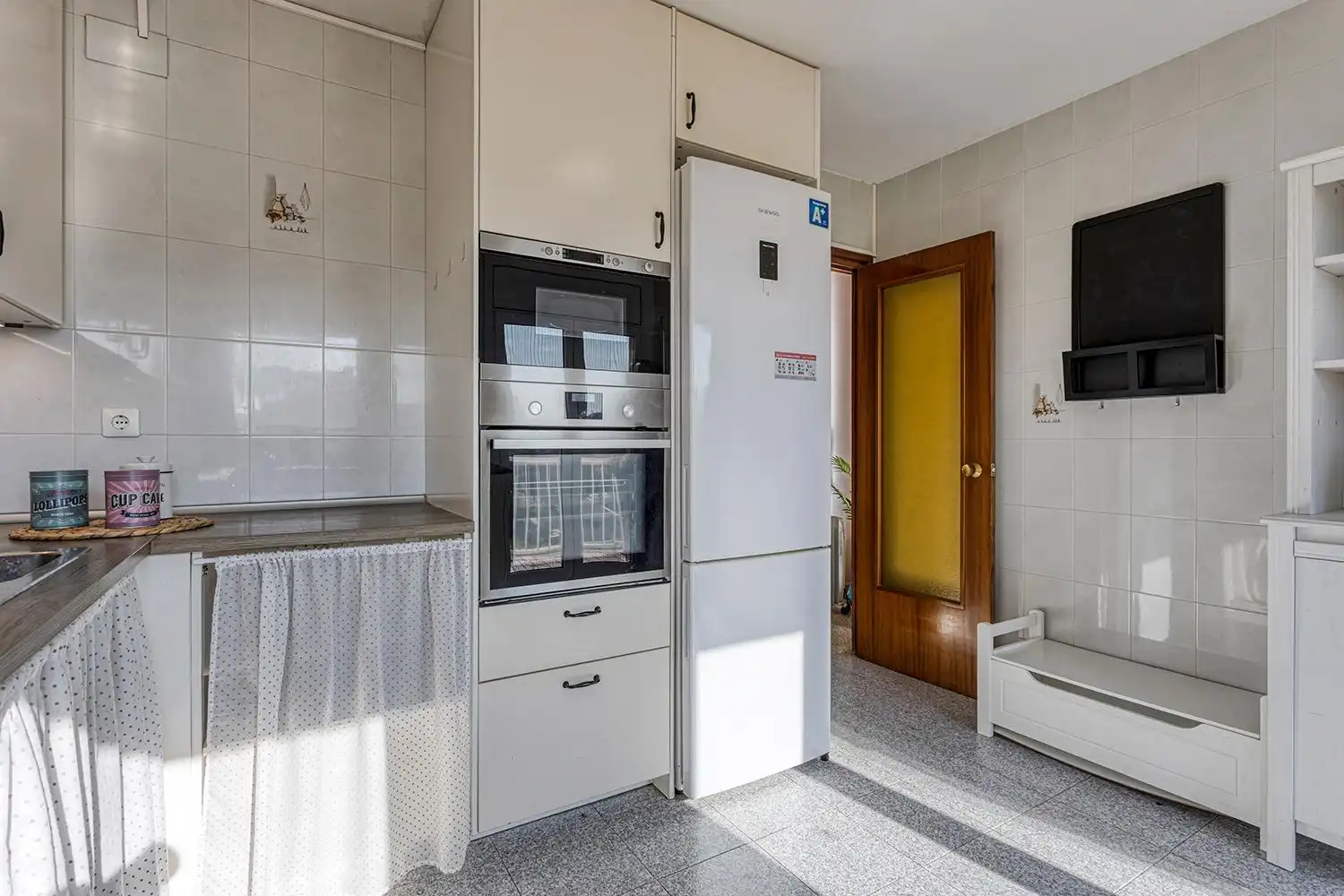 Küche von Wohnung zum Verkauf in Sant Martí de Tous mit Terrasse, Abstellraum und Balkon