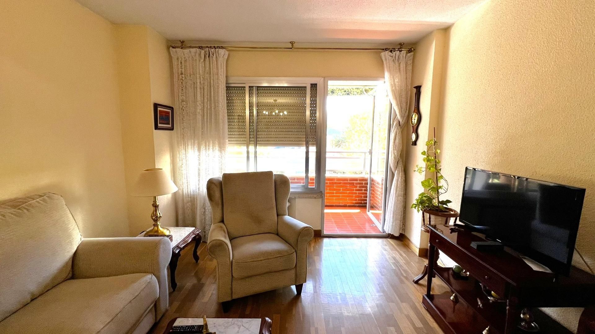 Living room of Flat for sale in  Madrid Capital  with Heating, Private garden and Parquet flooring