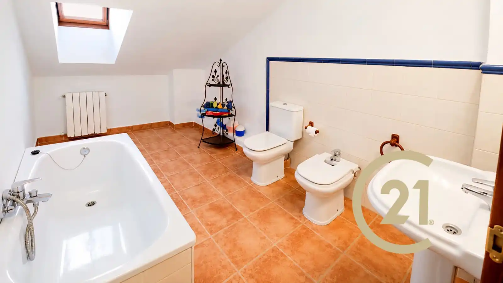 Badezimmer von Einfamilien-Reihenhaus zum Verkauf in Cartajima mit Heizung, Terrasse und Abstellraum