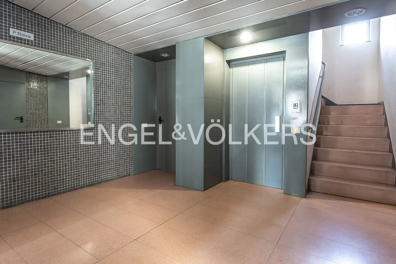 Piso en venta en Barcelona con Calefacción y Parquet