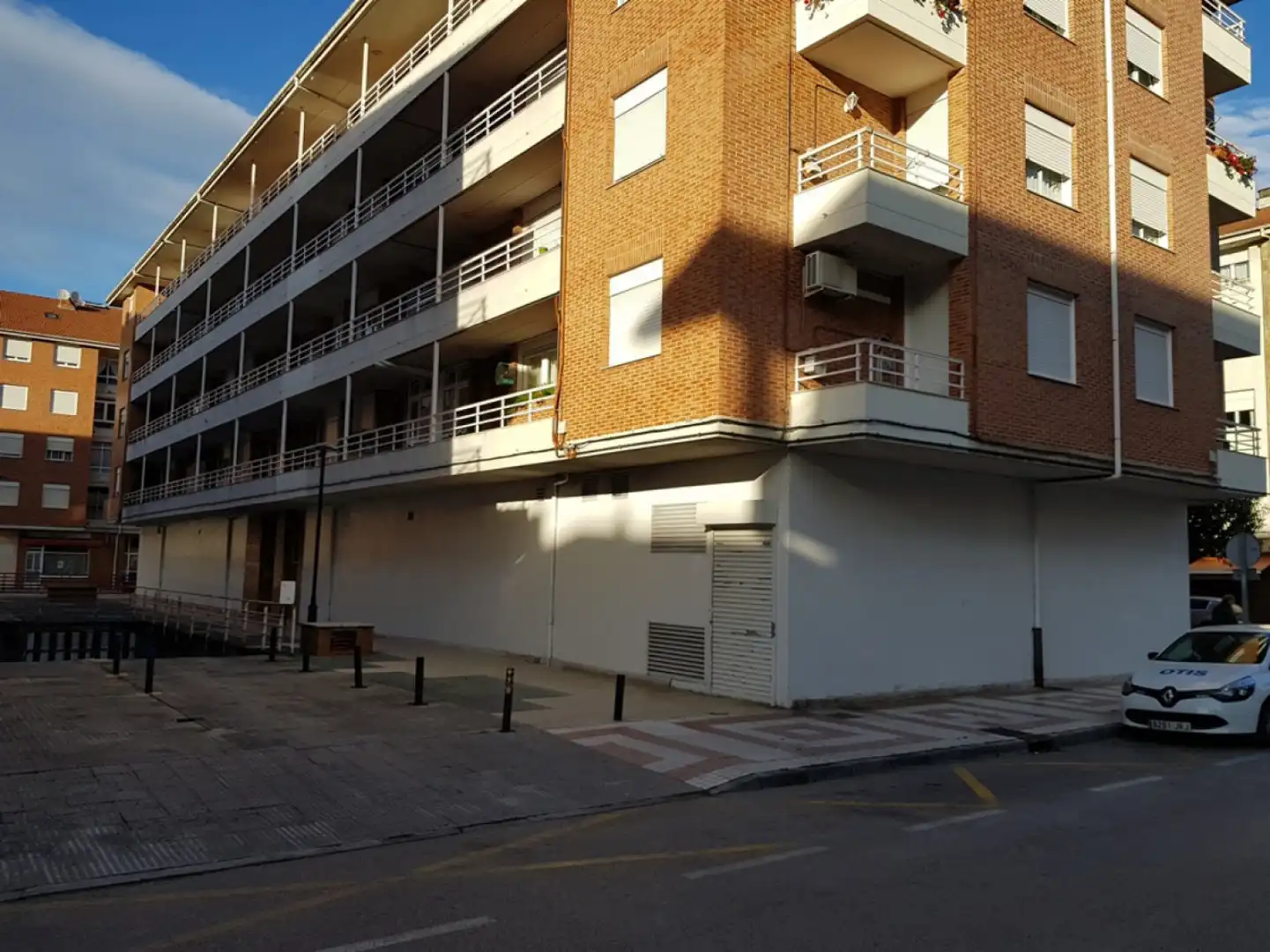 Vista exterior de Local de lloguer en Los Corrales de Buelna  amb Aire condicionat