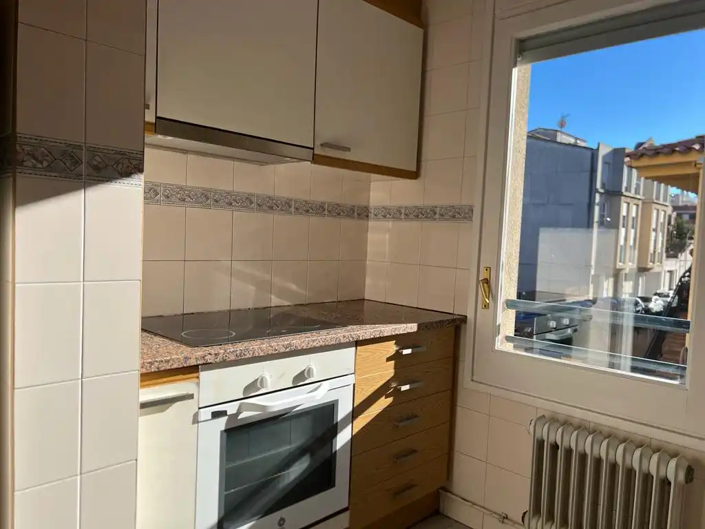 Cuina de Pis de lloguer en Girona amb Aire condicionat, Calefacció i Moblat
