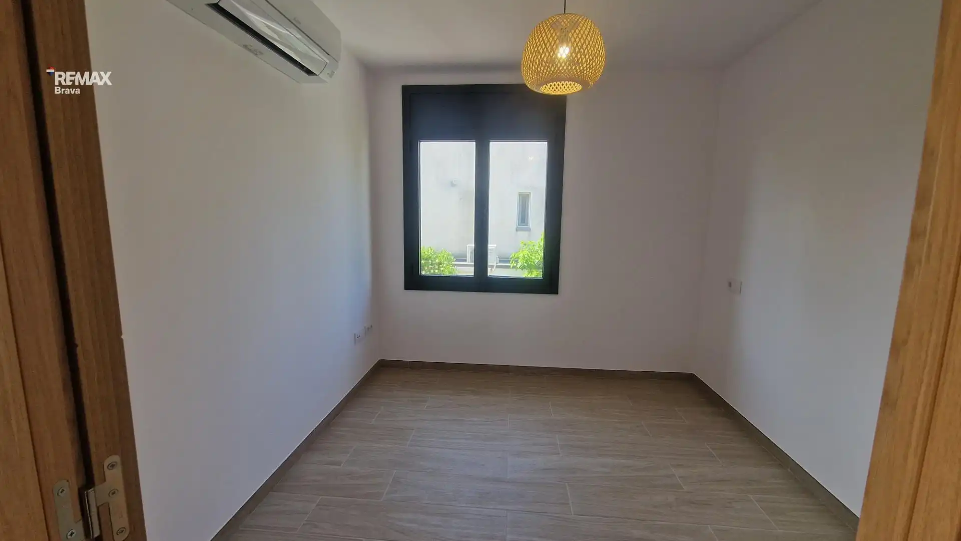 Wohnung zum Verkauf in Empuriabrava mit Klimaanlage, Privatgarten und Terrasse
