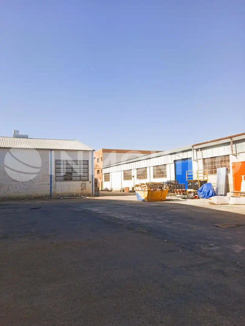 Außenansicht von Fabrikhallen zum Verkauf in Pinto