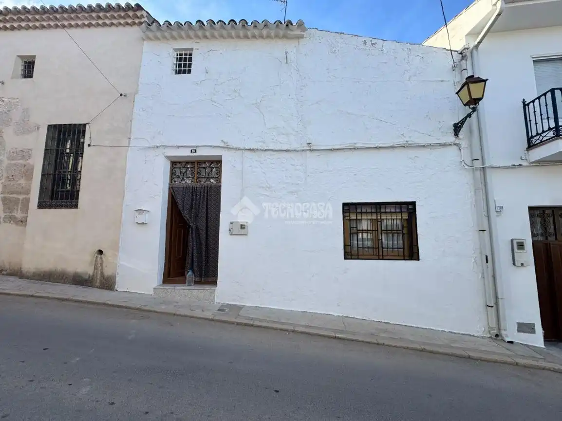 Casa aparellada amb terrassa en venda a C. Carmen