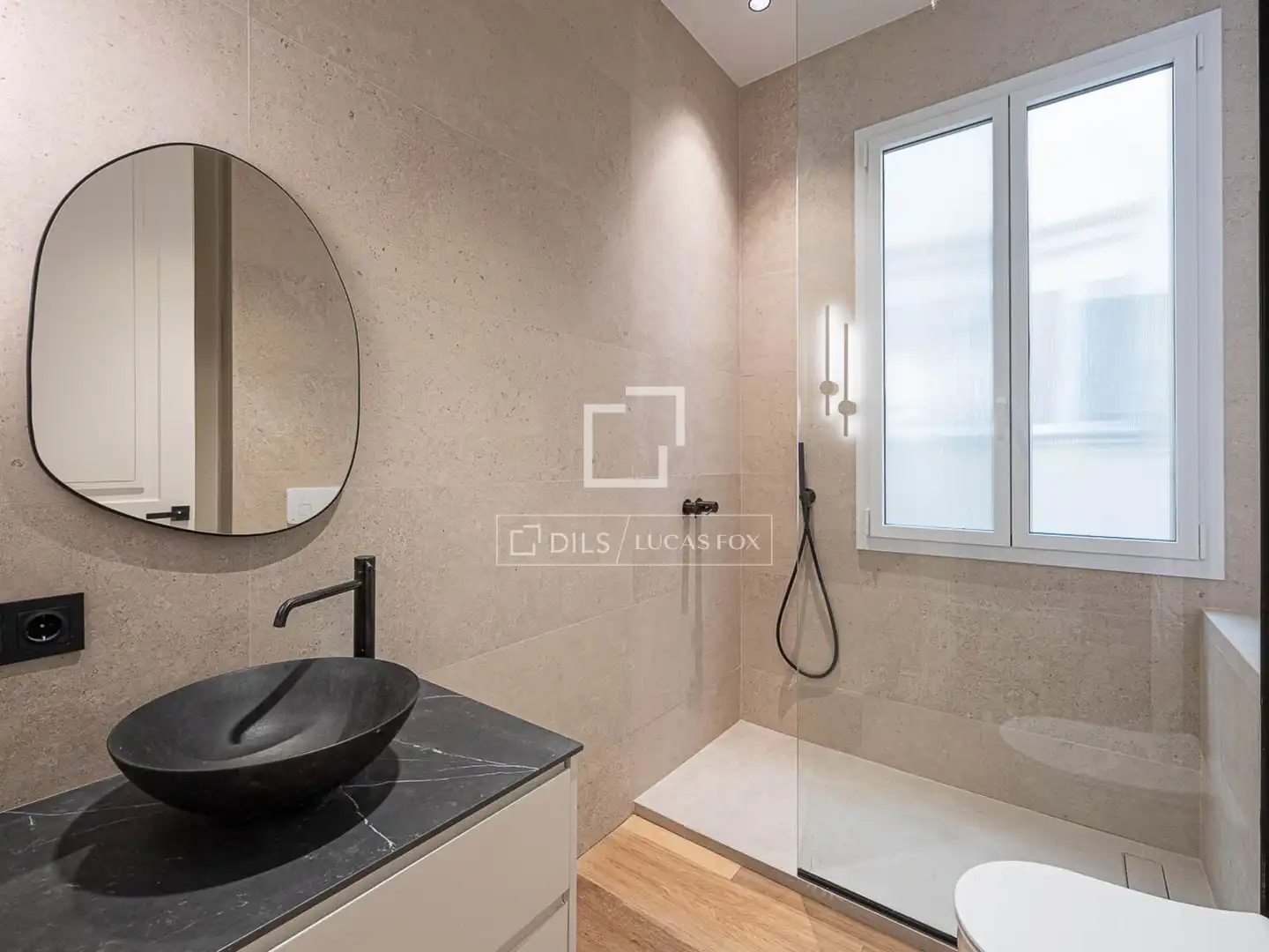 Badezimmer von Wohnung zum Verkauf in Barcelona mit Klimaanlage, Heizung und Balkon