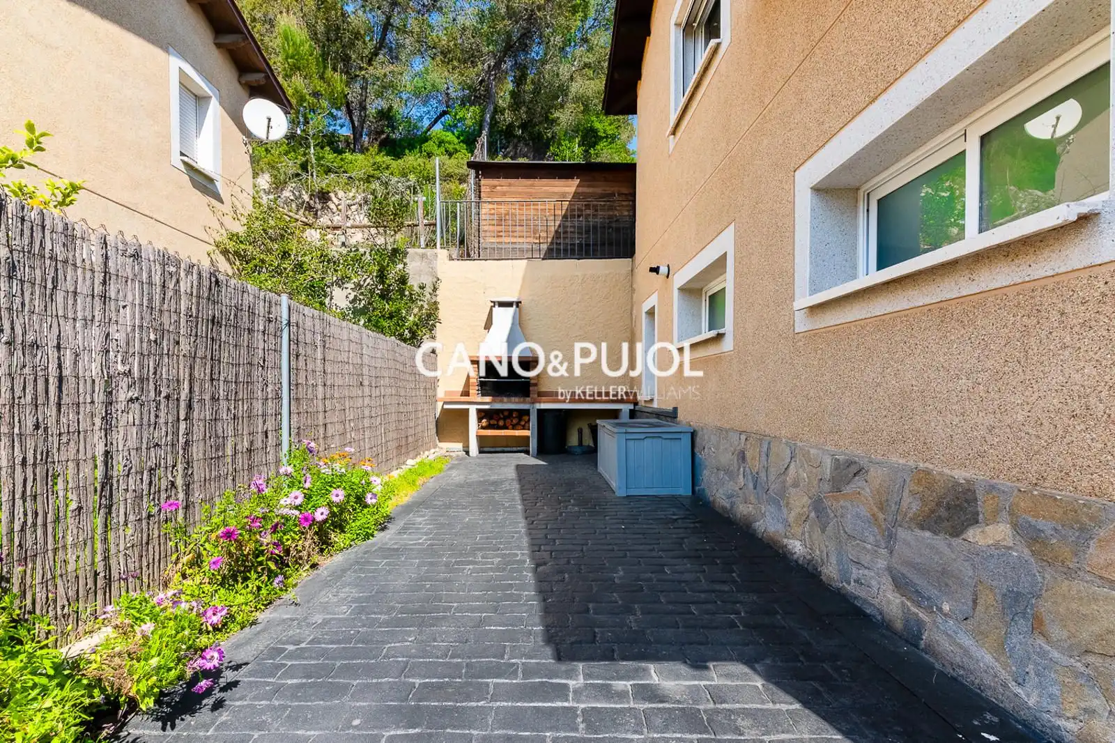 Vista exterior de Casa o chalet en venta en Corbera de Llobregat con Calefacción, Terraza y Trastero