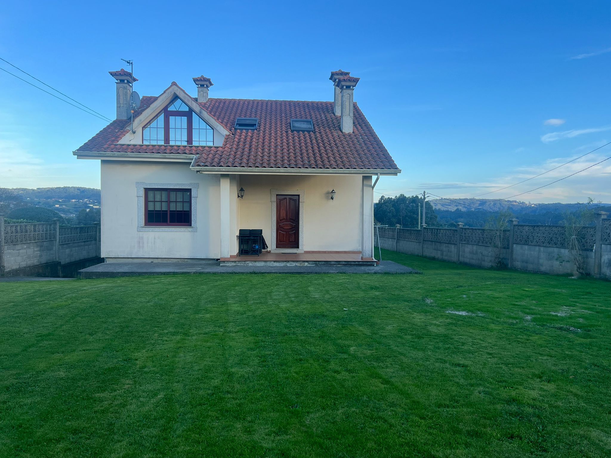 Vista exterior de Casa o xalet en venda en Miño amb Calefacció, Jardí privat i Terrassa