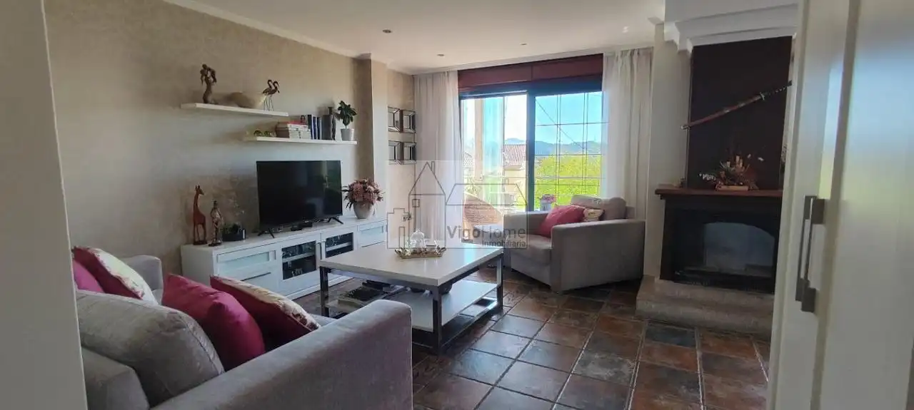 Sala d'estar de Casa o xalet en venda en Moaña amb Calefacció, Jardí privat i Terrassa