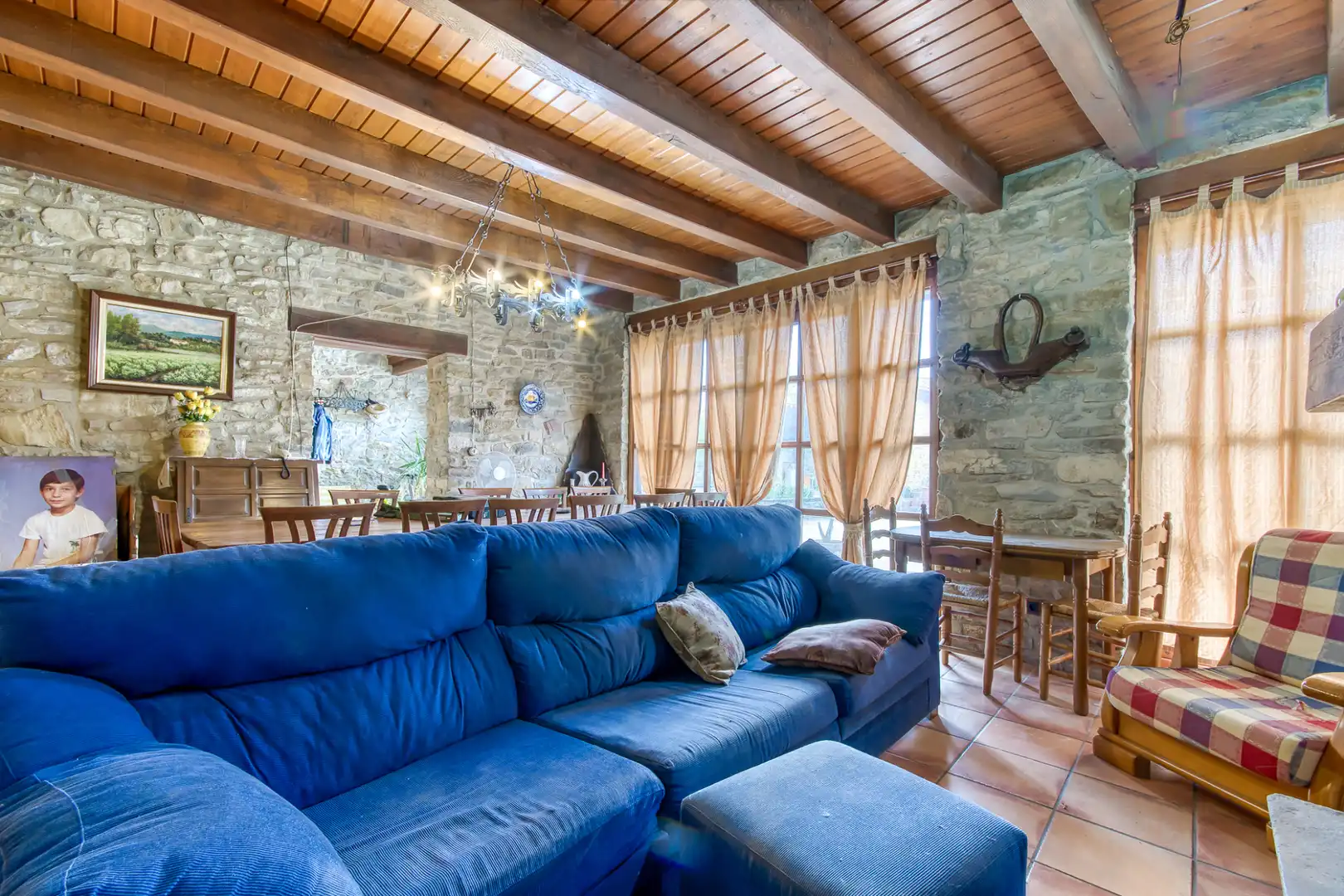 Wohnzimmer von Country house zum Verkauf in Sant Joan Les Fonts mit Klimaanlage, Heizung und Privatgarten