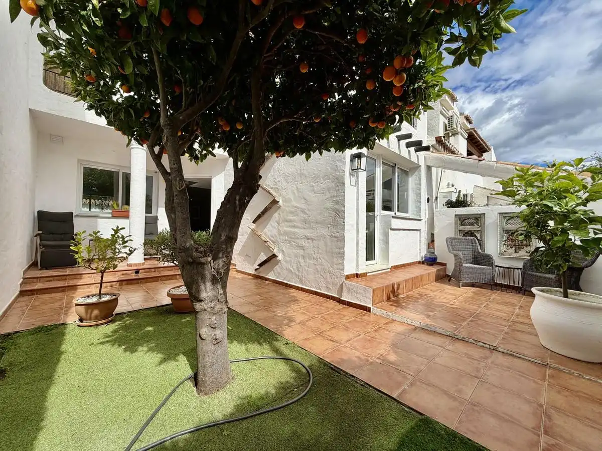 Jardí de Casa adosada en venda en Marbella amb Aire condicionat, Jardí privat i Terrassa
