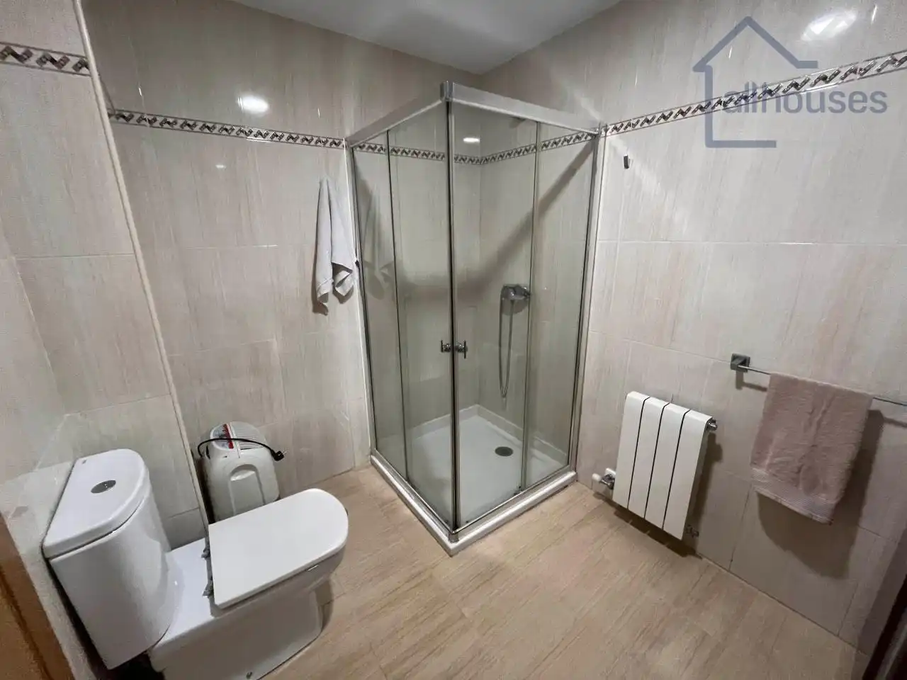 Baño de Apartamento en venta en Vigo  con Calefacción, Piscina y Amueblado