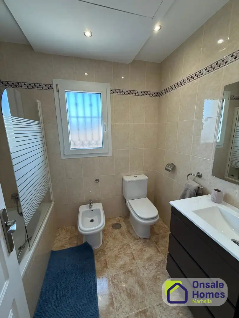 Baño de Casa adosada en venta en Marbella con Aire acondicionado, Jardín privado y Terraza
