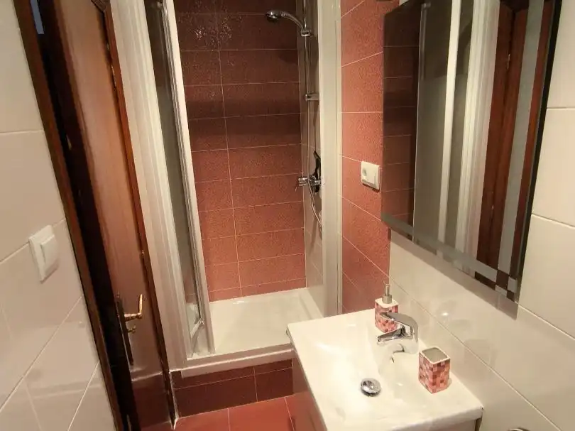 Bathroom of Flat for share in  Logroño  with Heating, Parquet flooring and Furnished