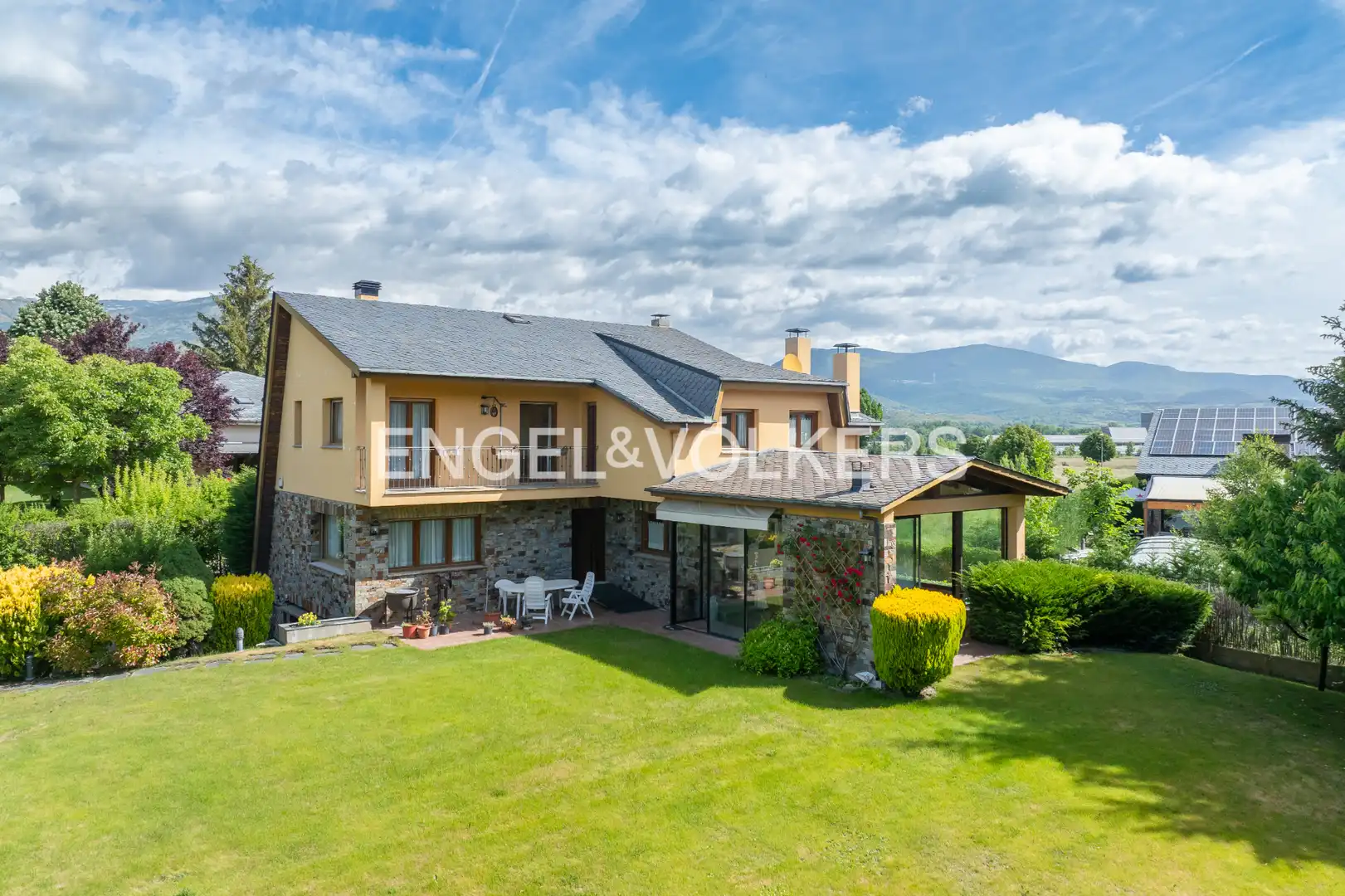 Vista exterior de Casa o chalet en venta en Puigcerdà con Calefacción, Jardín privado y Parquet
