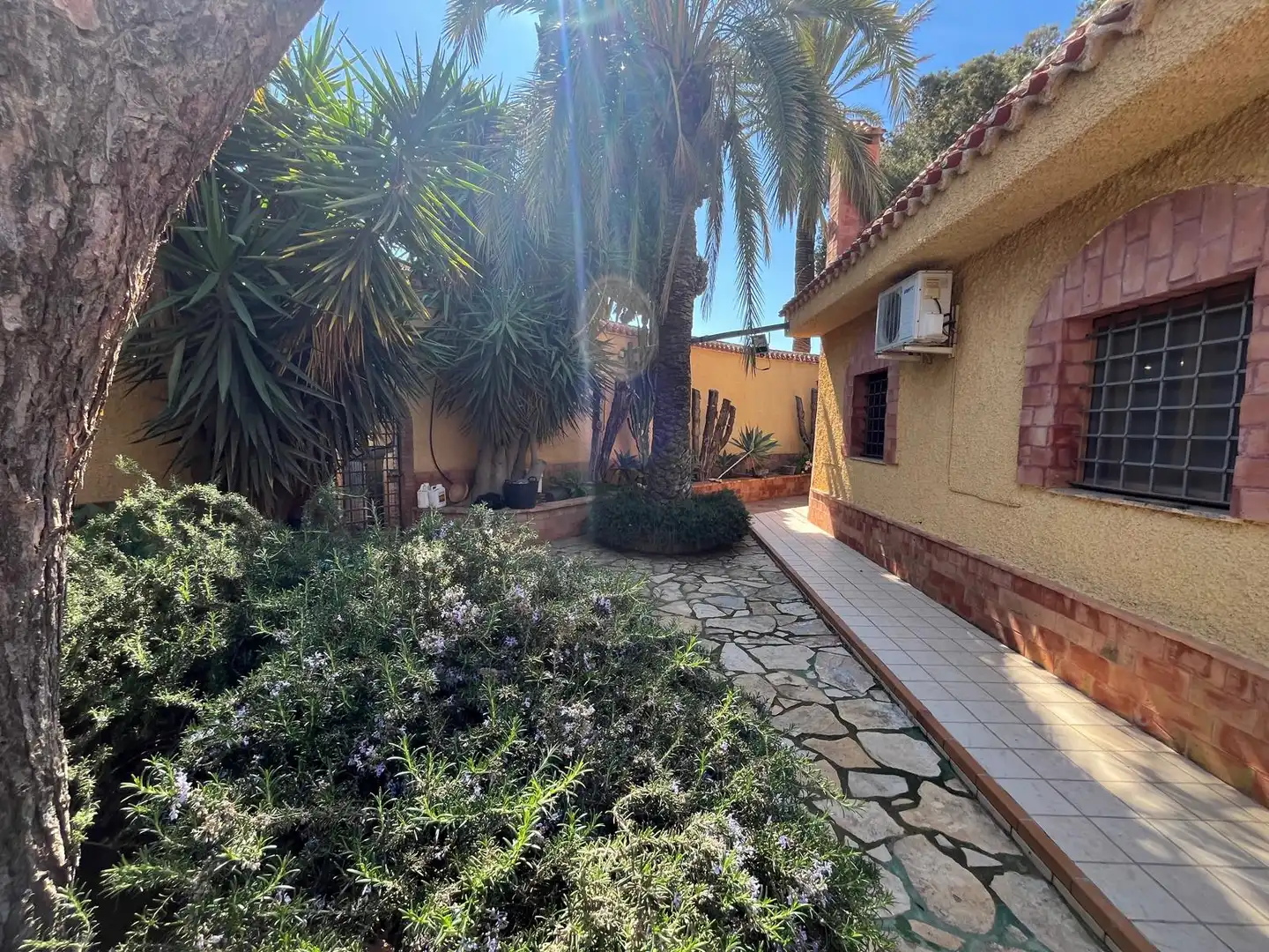 Garden of Houses for sale in Cartagena  with Air Conditioner and Swimming Pool