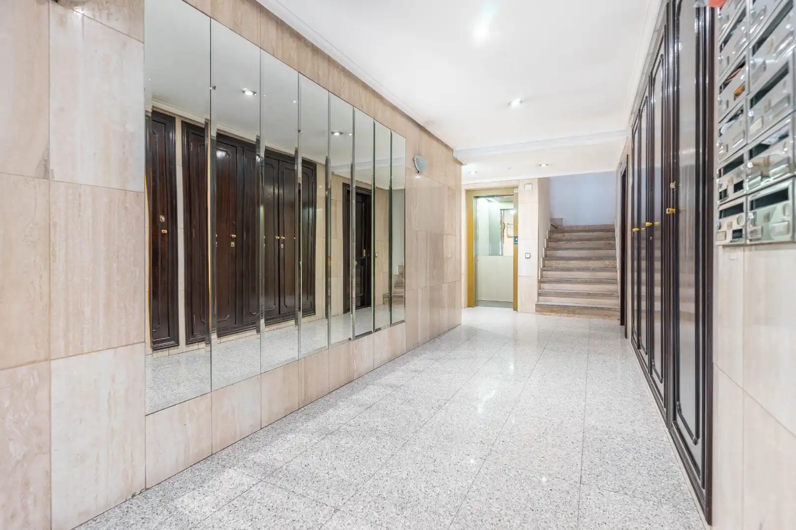 Pis en venda en Oviedo  amb Parquet, Moblat i Jacuzzi