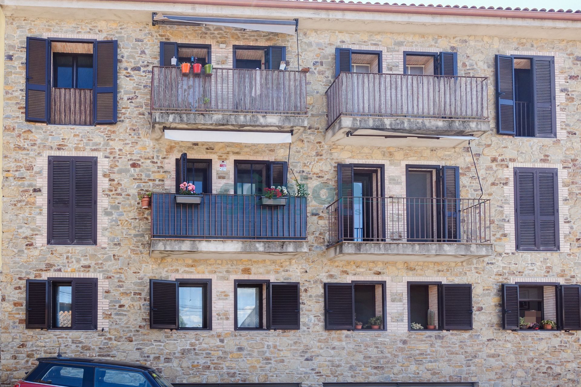 Außenansicht von Wohnung zum verkauf in Sant Jordi Desvalls mit Balkon und Gemeinschaftspool