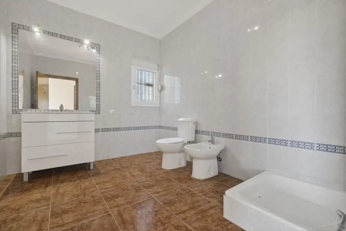 Baño de Finca rústica en venta en La Rinconada con Calefacción, Jardín privado y Terraza