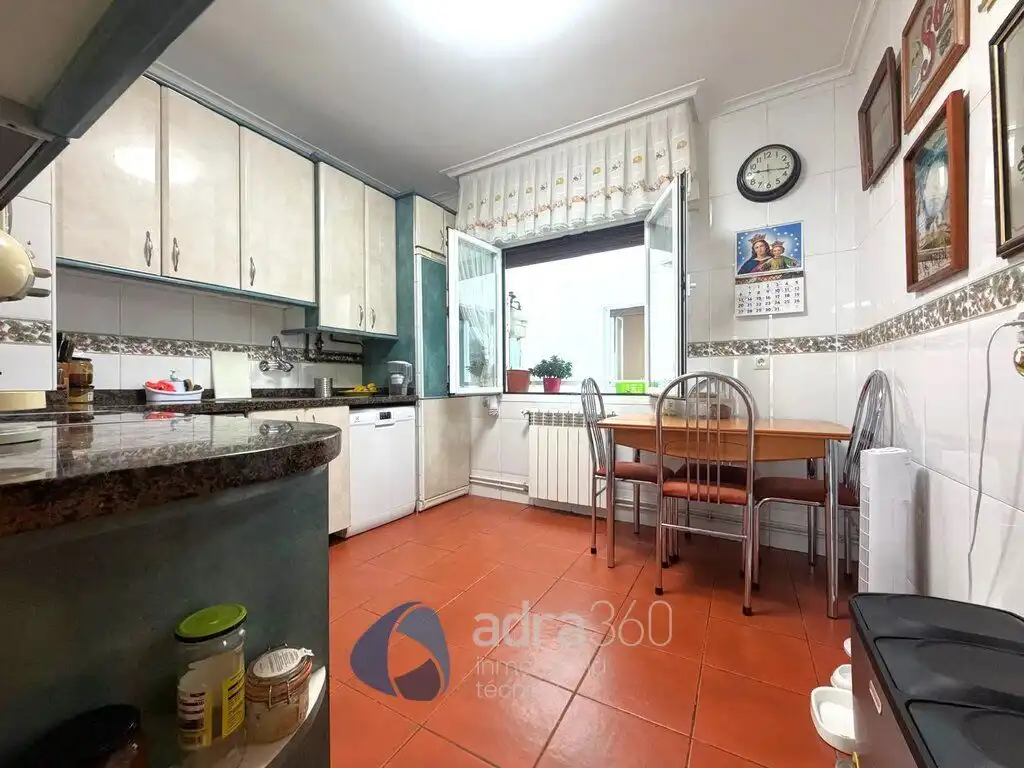 Cocina de Piso en venta en  Logroño con Calefacción y Trastero