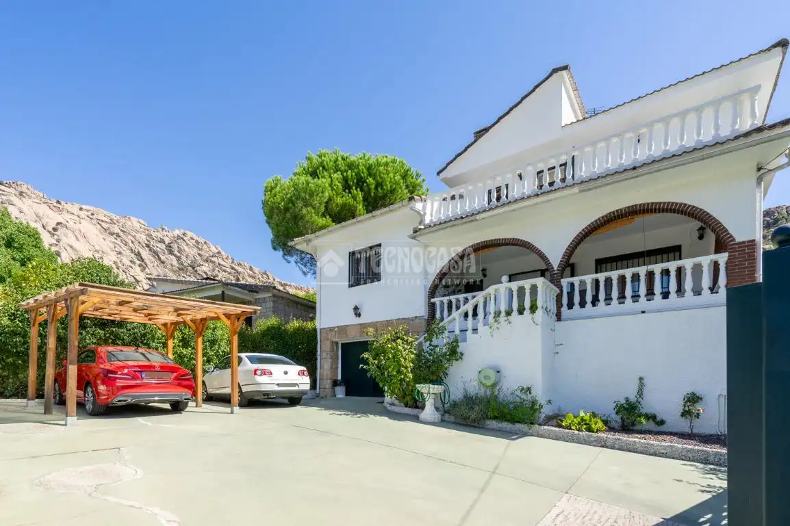 Exterior view of Detached homes for sale in Manzanares El Real  with Heating, Private garden and Terrace