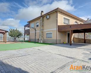 Vista exterior de Casa o xalet en venda en Colmenar de Oreja amb Aire condicionat, Jardí privat i Terrassa