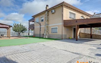 Vista exterior de Casa o xalet en venda en Colmenar de Oreja amb Aire condicionat, Jardí privat i Terrassa