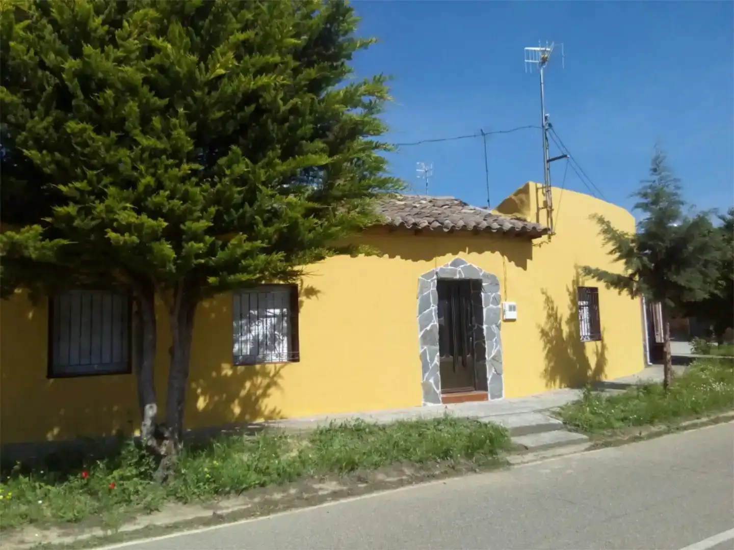 Vista exterior de Planta baixa en venda en Cuenca de Campos amb Jardí privat, Microones i TV
