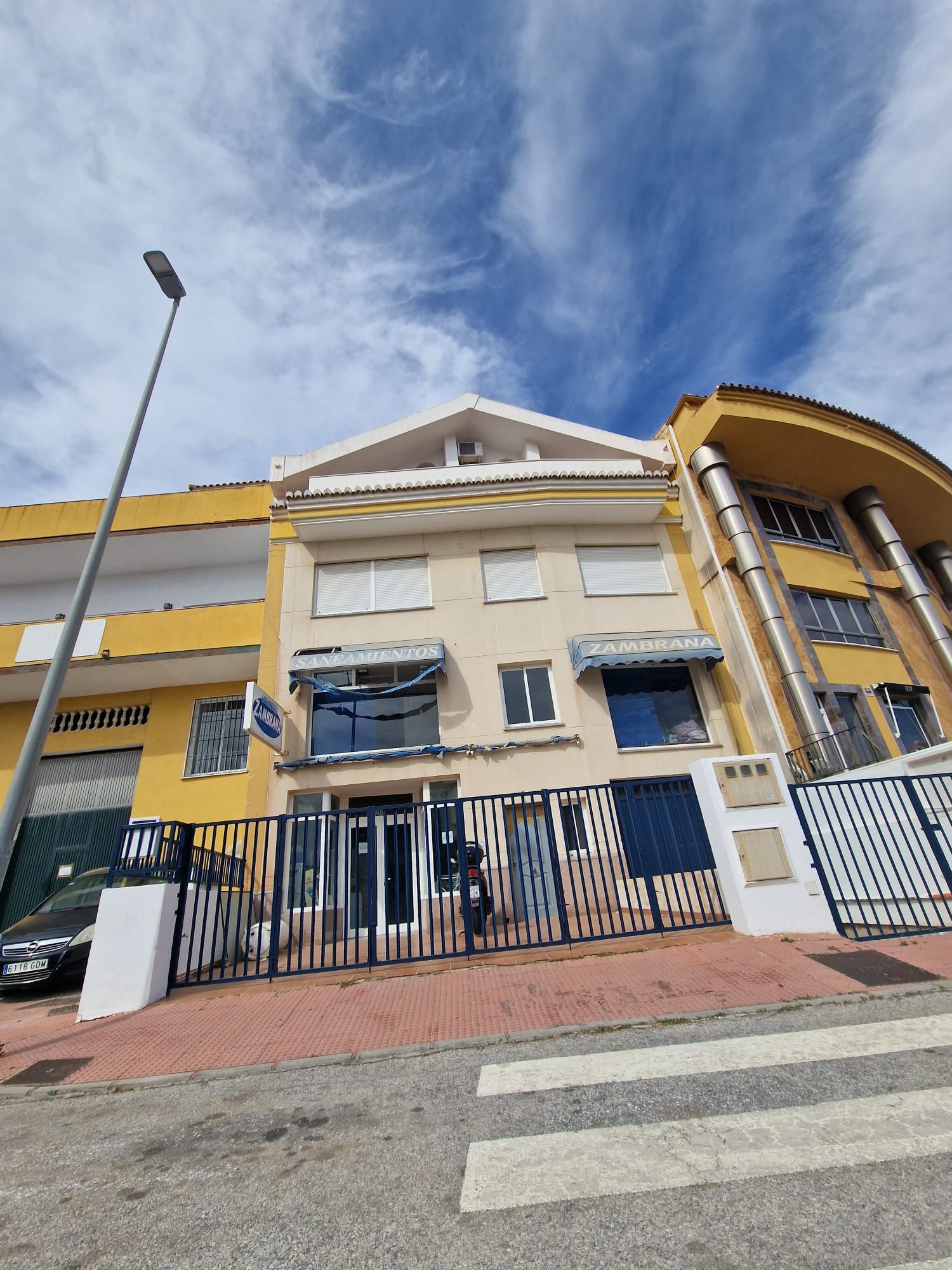 Vista exterior de Nau industrial en venda en Benalmádena