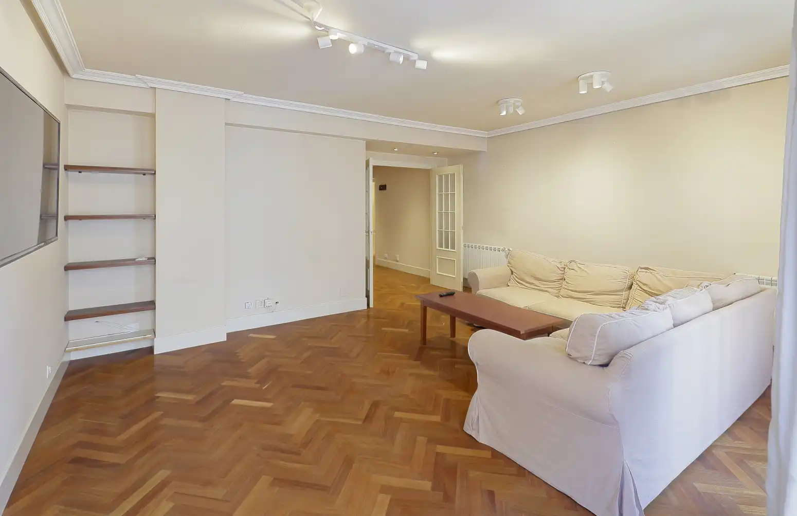 Sala d'estar de Pis en venda en Oviedo  amb Calefacció, Parquet i Traster