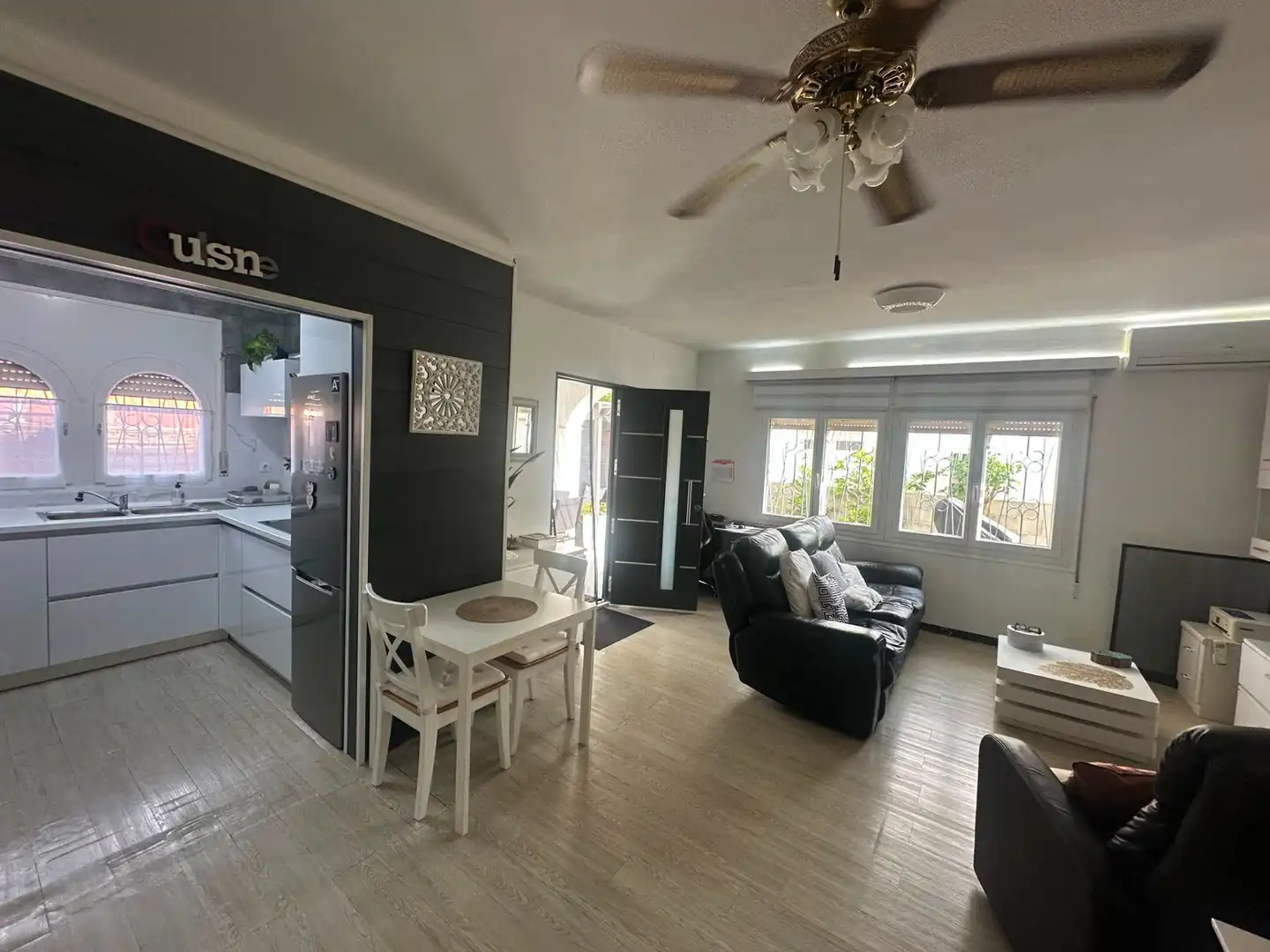 Sala d'estar de Casa o xalet en venda en Mont-roig del Camp amb Aire condicionat, Jardí privat i Terrassa