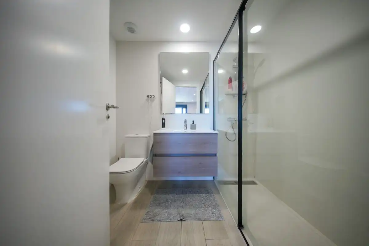 Baño de Ático en venta en Alcalá de Henares con Aire acondicionado, Calefacción y Jardín privado