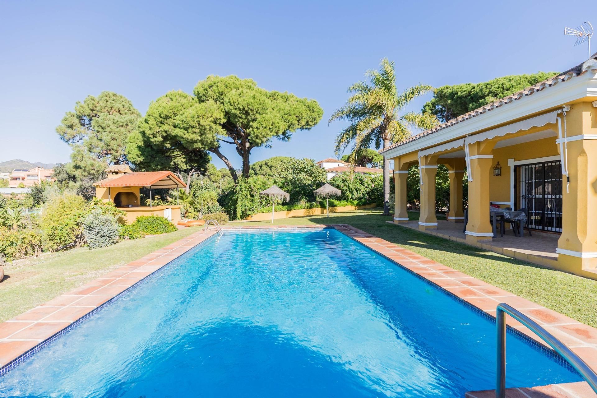 Swimming pool of Houses for sale in Marbella  with Air Conditioner, Heating and Private garden
