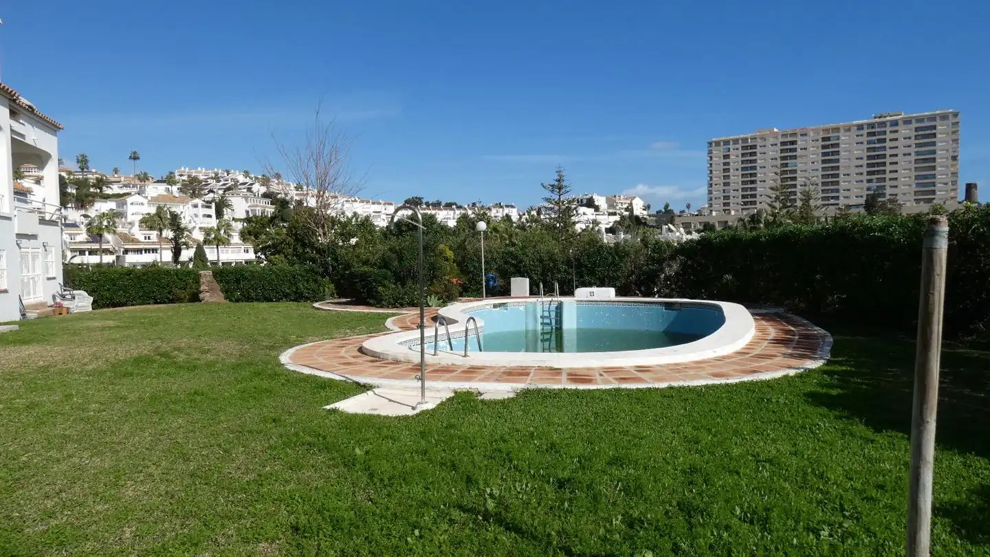 Schwimmbecken von Einfamilien-Reihenhaus zum Verkauf in Benalmádena mit Klimaanlage, Privatgarten und Gemeinschaftspool
