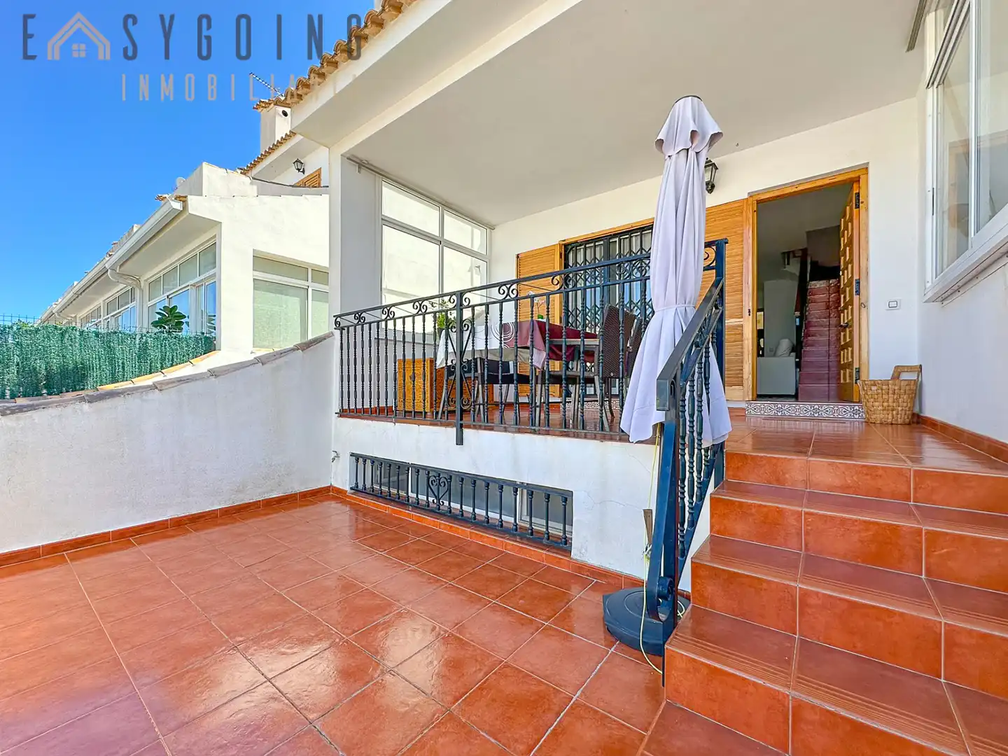 Terrasse von Einfamilien-Reihenhaus zum Verkauf in Santa Pola mit Klimaanlage, Terrasse und Gemeinschaftspool