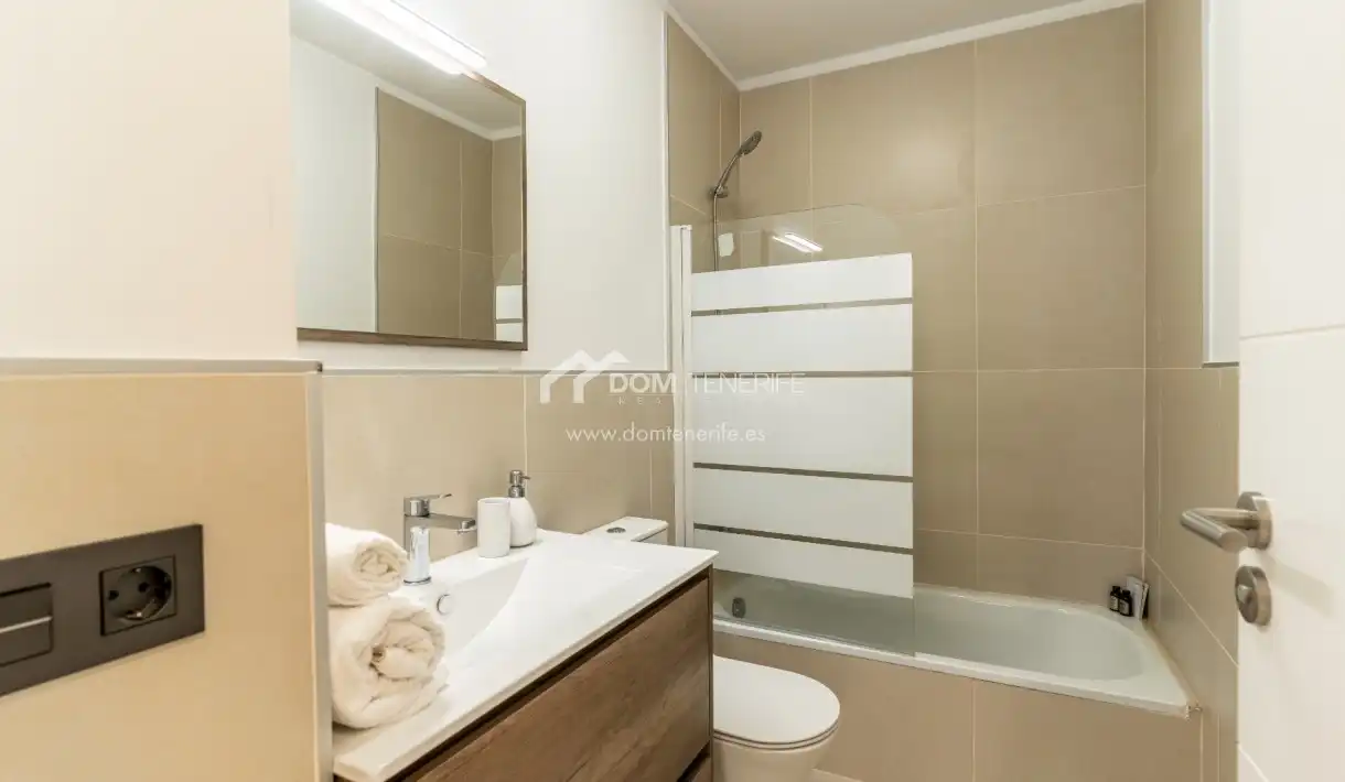 Baño de Piso en venta en Adeje con Terraza, Trastero y Piscina