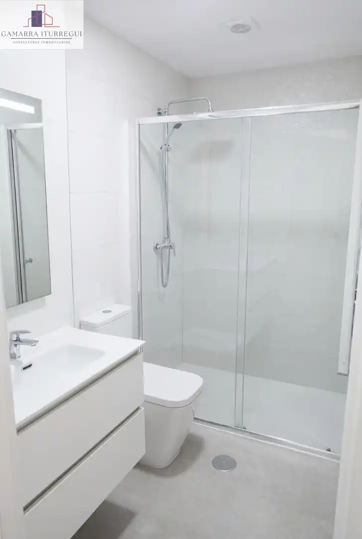 Baño de Piso en venta en Alicante / Alacant con Aire acondicionado, Calefacción y Alarma