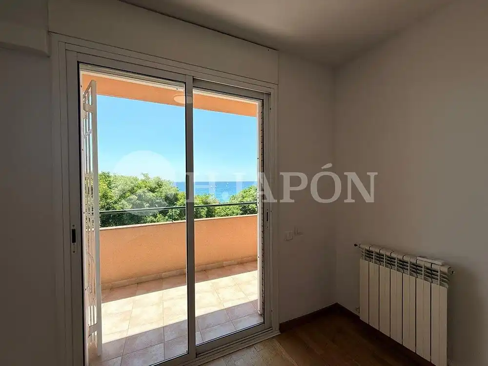 Habitación de Casa adosada en venta en El Masnou con Calefacción, Jardín privado y Terraza