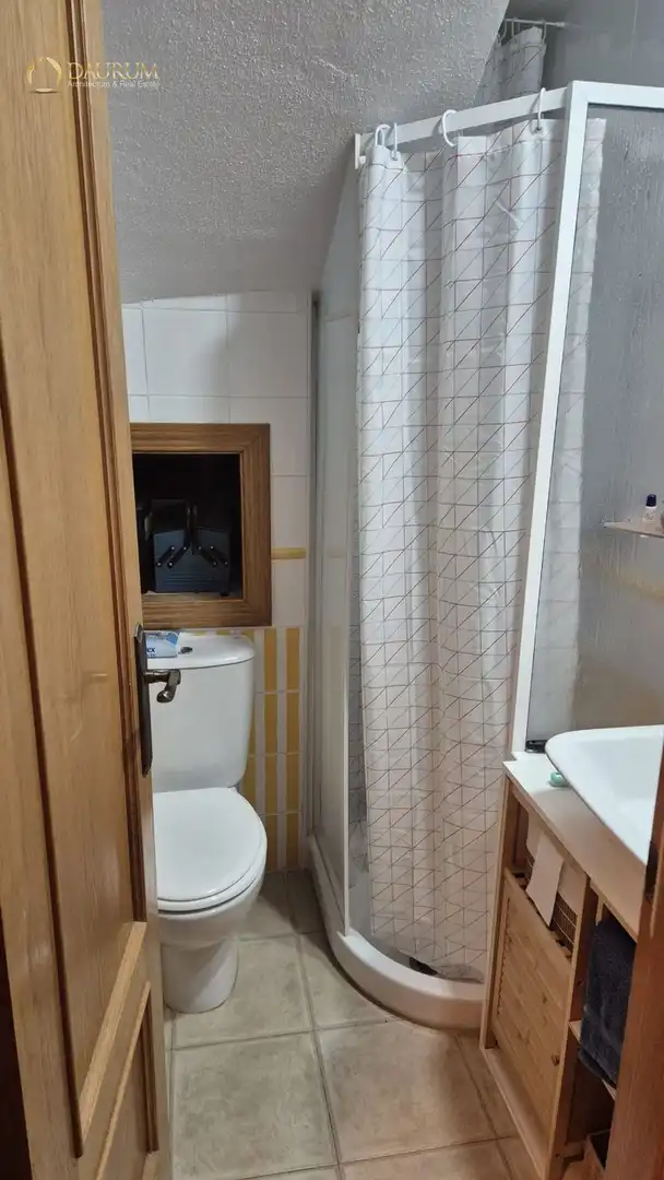 Badezimmer von Einfamilien-Reihenhaus zum Verkauf in Santa Pola mit Klimaanlage, Heizung und Terrasse